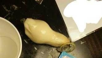 摩鐵客房留巨套　網驚：這會出人命！