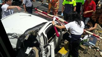 自強號撞轎車西線不通　駕駛輕傷送醫