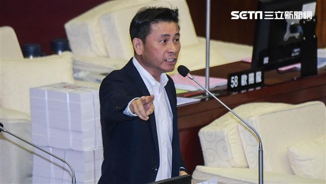 怒轟「拔管」　他揚言撕愛女台大文憑
