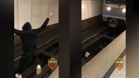 太想紅？為衝點閱率竟「臥軌」　俄羅斯男拿命開玩笑