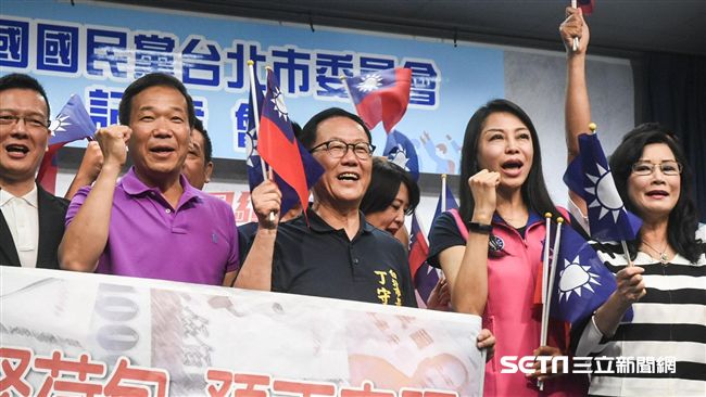 丁柯互相伯仲！國民黨：民調僅差3%