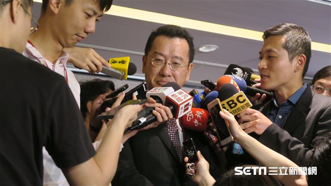 為了拔管案　顧立雄再跟記者唇槍舌劍