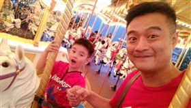 林佑星跟兒子龍龍。(翻攝自臉書)