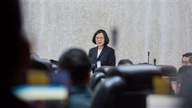 蔡英文總統2日到國軍聯合作戰指揮中心視導漢光34號兵推。（圖／翻攝蔡英文臉書）