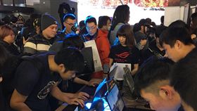 吃雞正夯　電競熱潮來臨電競熱潮來臨！從去年的東京電玩展到今年初的台北國際電玩展，「電競」都成為展場新重點和新亮點，近來竄起的吃雞遊戲「絕地求生」掀起的電競熱潮正快速蔓延中。中央社記者韓婷婷攝　107年4月5日