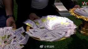 阿嬤喪禮不送毛巾送彩券，象徵「最後的祝福」。（圖／翻攝泰國網）