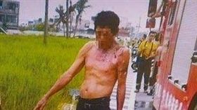 高雄，賣西瓜的陳保安縱火燒女友後，當場被警方逮捕。翻攝