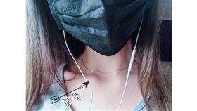 妹子自豪鎖骨性感！網友抱怨視線被車頭燈擋住(圖/翻攝自爆廢公社)