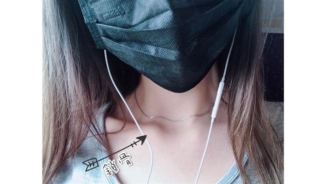 她秀性感鎖骨　網友卻看到「原子彈」