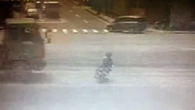 騎士待轉區衝出　曳引車煞車不及撞上
