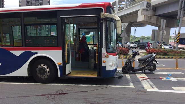 神風特攻隊？　騎士突逆向迎面撞公車