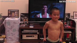 男孩化身迷你李小龍　同步笑容超驚人
