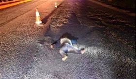 兒偷跑下車被當「布娃娃」輾斃　粗心父開360公里才知情
圖/翻攝自網易