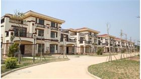 陳姓富豪砸10億蓋別墅贈鄉親，村民卻貪得無厭要求越來越多。（圖／翻攝朝聞通）