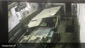  俄羅斯工人捲入粉碎機器_Россия 24 https://www.vesti.ru/doc.html?id=3012455