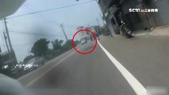 誇張轎車蛇行飆速　衝對向車道險釀禍