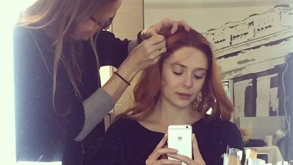 不爽狂露乳溝！緋紅女巫想把衣服拉高