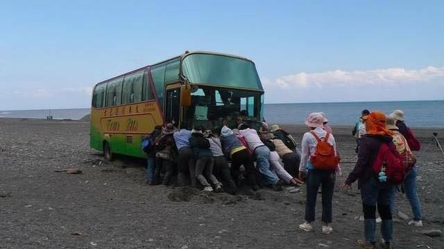 遊覽車訪海蝕洞卡沙灘　照片讓人笑噴