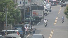 人口數直直落　南投縣正式跌破50萬人根據南投縣人口統計資訊網民國107年4月資料，南投縣設籍人口數49萬9877人，正式低於50萬人整數大關，縣內四大鄉鎮市人口數持續減少，南投市也跌破10萬人整數。圖為南投市街景。中央社記者蕭博陽南投縣攝　107年5月1日