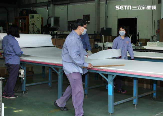 Kevlar XP防護頭盔用布料裁切。（記者邱榮吉/攝影）