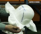 Kevlar XP防護頭盔用45張特殊布料擠壓而成。（記者邱榮吉/攝影）