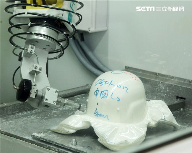 Kevlar XP防護頭盔切割。（記者邱榮吉/攝影）