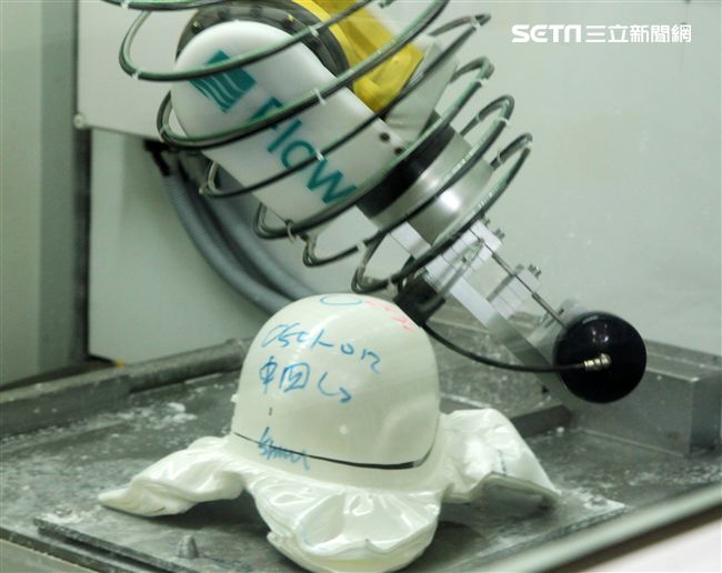 Kevlar XP防護頭盔切割。（記者邱榮吉/攝影）