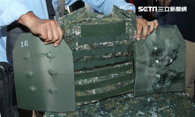 防彈背心用抗彈版抗彈測試。（記者邱榮吉/攝影）