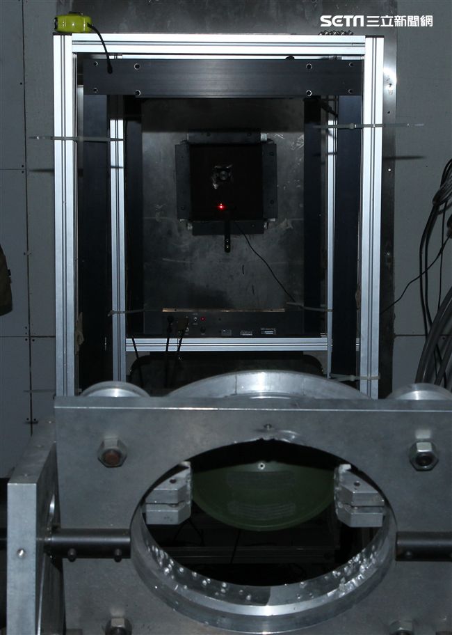 Kevlar XP防護頭盔抗彈性能測試。（記者邱榮吉/攝影）