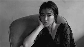 李佳穎,美腿,蕾絲洋裝,成熟,性感,黑白照片（圖／翻攝自李佳穎IG）