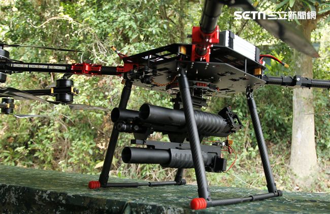 武裝無人機裝載40榴彈發射器。（記者邱榮吉/攝影）