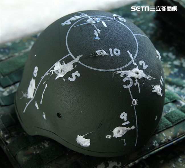 Kevlar XP防護頭盔抗彈性能測試。（記者邱榮吉/攝影）