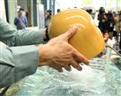 Kevlar XP一般型防護頭盔水中測是。（記者邱榮吉/攝影試