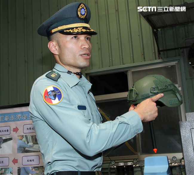 Kevlar XP特戰型防護頭盔。（記者邱榮吉/攝影）