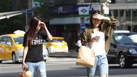 入秋台北飆高溫（1）受太平洋高壓影響，全台26日持續高溫炎熱，台北中午出現攝氏37.1度，刷新今年入秋以來全台最高溫。中央社記者張皓安攝　106年9月26日