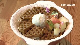 偽裝系美食！鬆餅淋高湯竟變身咖哩麵