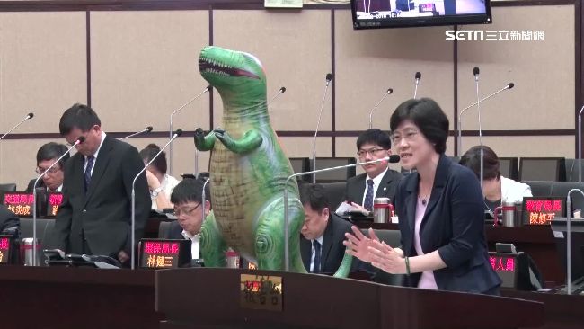 虐童僅罰3萬　議員送恐龍諷教育局長
