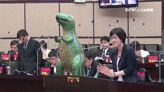 虐童僅罰3萬　議員送恐龍諷教育局長