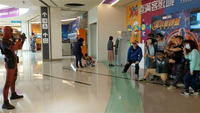 巧遇死侍求幫拍照　一看照片傻眼了！