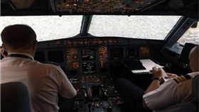飛機,意外,冰雹,降落,烏克蘭,空中巴士,玻璃,機長,Alexander Akopov（圖／翻攝自臉書）駕駛艙