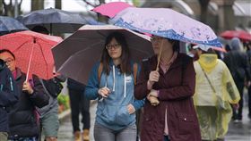 冷氣團報到　北台灣低溫13度（1）中央氣象局表示，7日受到大陸冷氣團影響，中部以北天氣濕冷，午後雨勢趨緩，入夜到8日清晨低溫下探攝氏13度。中央社記者裴禛攝　107年4月7日