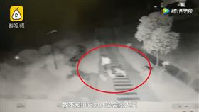 影／陸女大生遭流浪狗圍殺啃咬　警衛怨：想撲殺卻遭公審.
圖／翻攝自騰訊
https://v.qq.com/x/page/g0643hlnzfg.html