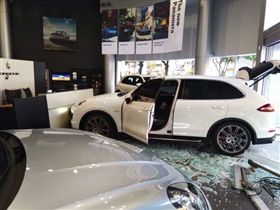 台中,保時捷,Cayenne,Panamera,殺人未遂,恐嚇,毀損。翻攝自《爆料公社》