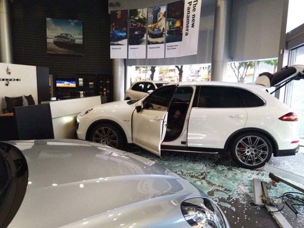 曾遭名車衝撞！保時捷展間玻璃又遭砸