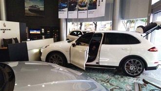 男子駕七百萬保時捷撞展間　影片曝光