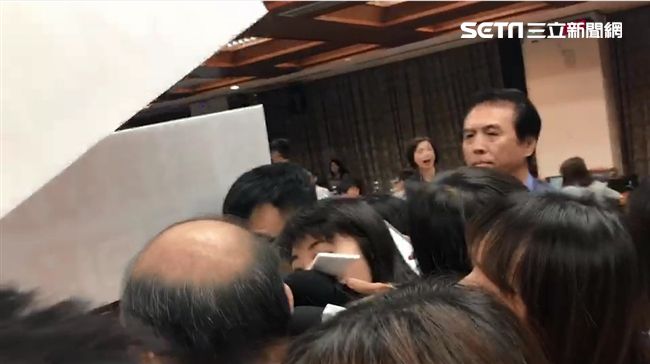 藍委鬧場圍擋吳茂昆　不讓他接受訪問