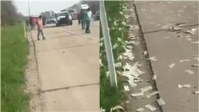 鈔票滿天飛！運鈔車公路「狂噴鈔票」　警呼籲民眾還錢　圖／翻攝自推特