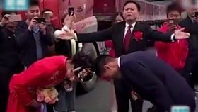 大陸一對新人直接在高速公路上拜堂（圖／翻攝自雪花新聞）