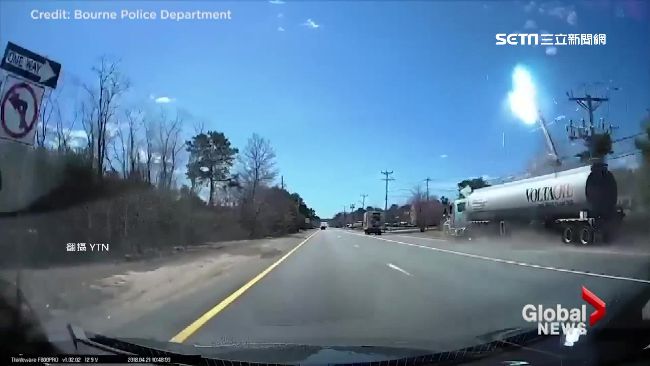 滿載汽油卡車狠撞　扯斷電線桿爆火光