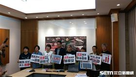 民進黨立委劉建國、黃秀芳、陳素月、王惠美、陳宜民等人，與台灣健康空氣行動聯盟今（3日）上午召開環團記者會，針對台中電廠煤灰造成彰化環境與食安問題提出呼籲。（圖／記者林惟崧攝）